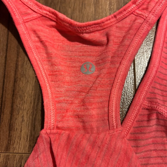 Lululemon essential tank top size 6 / 8 - Picture 5 of 5